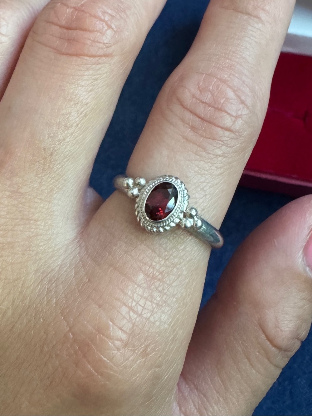Stunning‎ Vintage 925 Sterling Silver Garnet
Ring size 7.5